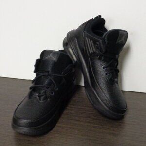 Brand New Jordan Max Aura 5 Boys size 4 Lace-Up Sneakers. Black DZ4352-001. F56